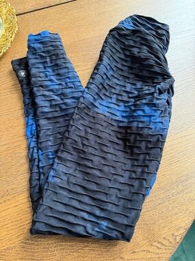 Textured Black and Blue Leggings